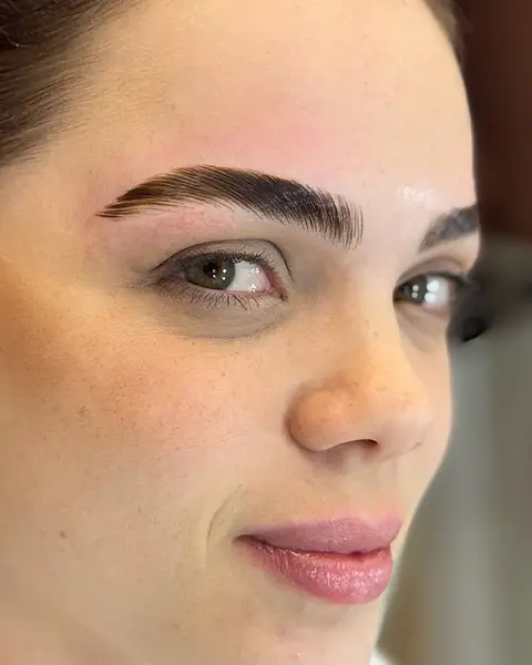 Brow Lamination feita pela autora